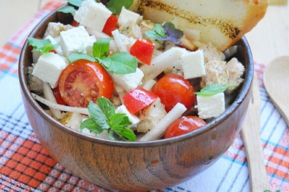 Cereálny šalát s ryžou basmati pre tých, ktorí chcú schudnúť na stredomorskej diéte
