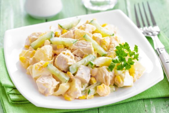 Letný šalát - ľahké a nezvyčajné jedlo na stredomorskom diétnom menu