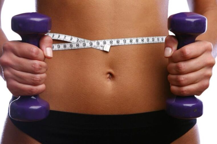 Fitness činky v rukách fit dievčaťa